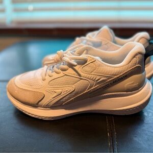 Lacoste L003 Evo sneakers in white and beige. Off White Menswear Size 7